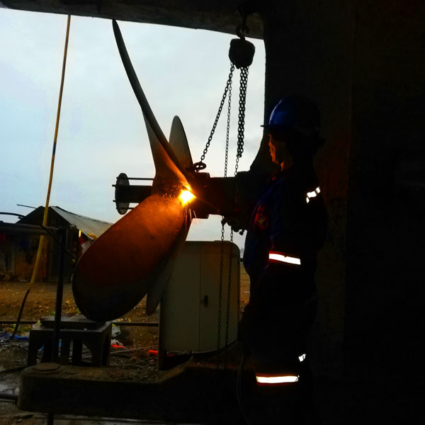 Heating of Propeller Blades for Release, Port & STBD