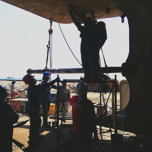 Engaged of Chain Block for Withdrawal of Tailshaft