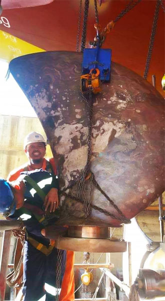 Dismantling of Propeller Blades From The Vessel