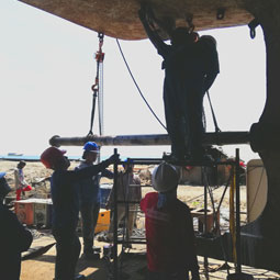 Engaged of Chain Block for Withdrawal of Tailshaft